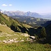 Wunderschön wandern man durch dieses Hochtal der Alpe Naus herauf