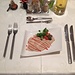 <b>"Tacchino tonnato". <br />Putenbrust auf Thunfischsauce mit Kapern & Cherrytomaten.</b>