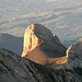 Das Öhrli in der Abendsonne hat es auch schon auf das Titelbild eines früheren SAC-Führers Säntis-Churfirsten geschafft. Der obere Teil der Aufstiegsroute wird bestens angestrahlt.