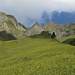 Südwestgrat, Mittel- und Ostgipfel von der Wanne auf ca. 1800 m 