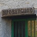 Insegna sapientemente incisa. 