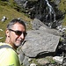 Max. Sullo sfondo le acque del lago diventano cascata.
