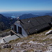 il rifugio Brioschi e sullo sfondo la Grignetta e i laghi briantei