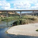 Die große Brücke der Küstenstraße überspannt den Geropotamos, der zumindest hier an der Mündung ganzjährig Wasser führt 