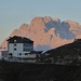 Hinter der Auronzohütte leuchtet die Hohe Gaisl, ups, der Cristallo natürlich ;-)