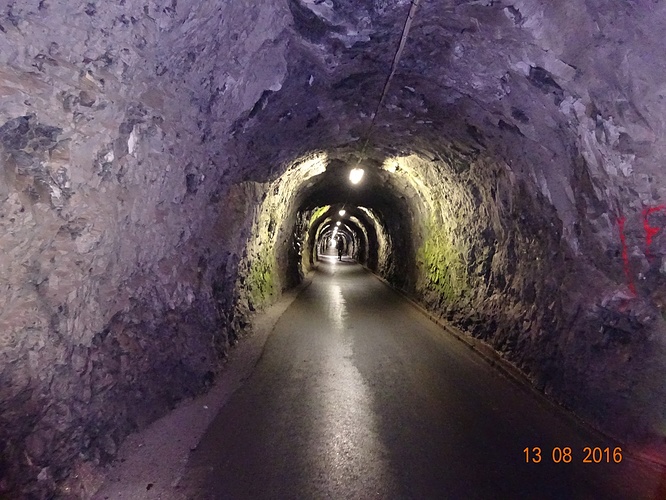 Im Tunnel ist es stellenweise ziemlich eng. Spannend&hellip; [hikr.org]