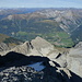 Tiefblick von der Gipfelplatte über die Mittelrippe: vorne das Firnfeld, rechts Piz digl Barba Peider, in der Mitte Piz Radond. Über Bergün das Val da Stugl, rechts das Val Tuors, darüber die Davoser Gipfel
