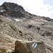 Pizzo Penca und in der Bildmitte den PAsso Soveltra N. Über die gut sichtbare Verschneidung in den steilen Platten ist die Route