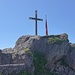 Grosser Mythen - Gipfelkreuz und Schweizer Fahne