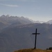 La croix un peu en dessous du sommet et vue en direction du Val de Bagnes
