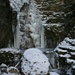 eine Kaskade mit eisigem "Wasserfall"