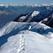 Monte Gambarogno - Entlang des Grates, links unten die Magadinoebene