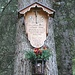 <b>Vedo l’immancabile altarino, appeso al tronco di un abete, che ricorda una persona perita. Questa volta non si tratta di un alpinista, bensì di un boscaiolo trentacinquenne perito durante il lavoro. </b>