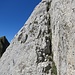 Man übersteigt die Felswarze (unten rechts noch knapp erkennbar) und folgt diesem Riss oder der Rippe gleich links davon bis fast zum Gipfel (II, luftig).