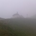 Die Kapelle der Gamp zeigt sich im Nebel.