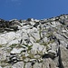 Die Wegspuren oberhalb von 2700m gefunden und nun steilt es kräftig auf; die Wanderstöcke landen im Rucksack und die Hände finden in den Felsen meistens guten Halt.