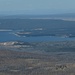 Blick hinüber zum nicht weit entfernten Yellowstone Lake; er hat etwa 2/3 der Größe des Bodensees. Bei genauem Hinsehen erkennt man wieder unendlich viele abgestorbene Baumstämme - Opfer des Waldbrandes von 1988.
