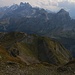 Tiefblick unterhalb des Läubers aufs Balmeregghorn (2255m). Im Hintergrungd sind die wilden Kalkberge Tällistock (2580m) und Grosser Wendenstock (3042m).