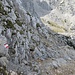 Hervorragend markiert: der unschwierige, aber minimal ausgesetzte Abstieg über die Steinbergplatte.
