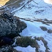 Die bereits winterliche Nordostflanke des Rossalpelispitz. Mein Kollege - unten links im Bild - hat bereits einen passenden Unterschlupf für den Winterschlaf gefunden.