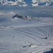 Vielfalt der Spuren im Schnee vor dem hohen Nebelmeer