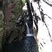 Blick in den kleinen Wasserfall bei Saut de Brot. Links oben sind die Geländer des Wanderwegs zu sehen.