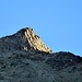 der Gipfel im Zoom mit besonnter Kletterwand, sieht schon mal gut aus.