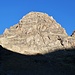 unsere Wand, zum Glück heizt die Sonne den Fels auf. Die Route ungefähr in der Mitte