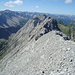 der noch lange Grat zur Tarrentonspitze, Blick nach Westen, hinten die Lechtaler, rechts hinten die Allgäuer Alpen