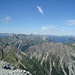 Blick nach NW, links die Hornbachkette, in der Bildmitte am Horizont der markante Hochvogel(2593m); im Vordergrund links, die Namloser Wetterspitze, rechts das Rudiger-Massiv