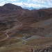 in direzione del colle e la strada che arriva fino alla quota di 2530 m.