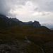 Ein letzter Blick zurück zur Kaisersteinspitze.<br />Daneben der zackige Nordgrat der Vallesinspitze mit der Zwölferspitze