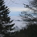 das spärliche Blau und der dominante Nebel ergeben einen stimmungsvollen Blick ins nördliche Vorland