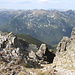 Unterwegs zwischen Golyam Bliznak / Голям Близнак und Malak Bliznak / Малък Близнак - Blick westwärts über Felsen zu den zahlreichen Gipfeln auf der gegenüberliegenden Seite des Tals.