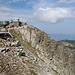 Musala / Mусала - Blick zum Gipfel des bulgarischen Landeshöhepunktes, wo sich auch das Gebäude der (alten) Wetterstation befindet. Dort herrscht heute, an einem Sonntag bei gutem Wetter, viel Andrang. 