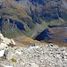 Tiefblick zur Alp de Rog vor dem Piz Tambo