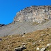 Blick zurück auf die Einshorn-Südwestwand und die auf 2730 m kotierte Einsattlung, die es von dem vom Piz Cavriola kommenden Grat trennt