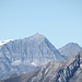 <b>Simplon Breithorn (3438 m), Monte Leone (3553 m) e Punta Terrarossa (3246 m).<br />È ben visibile la piega di calcescisti del Monte Leone.</b>