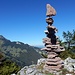 Fliederhorn-Gipfel-Kunstmonument - mit Ausblick zur Nüschlete