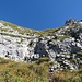 Über die letzte, ebenfalls mit einer Kette gesicherten, Felsstufe erreicht man das Steinmannli, welches sich etwas nördlich vom eigentlichen Gipfel des Haupts befindet.