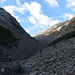 Weiss-blau-weisse Markierungen und Steinmännchen weisen den Weg durch das Val Sassa.