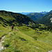 Abstieg in das schöne Köllebachtal mit herrlichem Panorama.