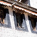 Fenster im Kloster Drepung.