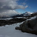 Auch an der Schuttstufe auf 3400 gucken nur ein paar Steine aus dem Schnee. Die Wolken um unseren Berg muss man sich wohl ähnlich vorstellen, wie diejenigen an der Grivola.