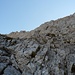 Kraxelei durch brüchigen Fels im Normalweg zum Altmann - rechts eines der fixen Eisenrohre