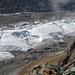 Links und rechts viel Schutt, dazwischen welliger Gletscher