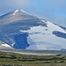 Snøhetta im Zoom - ein riesiger Steinhaufen. Links unten im Bild ein Moschusochse, den ich an diesem Tag gar nicht gesehen hatte!