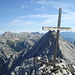 das alte Gipfelkreuz des Hochplattig-Ostgipfel(2698m) ist erreicht.
Schöner Blick zum Hochwanner(2744m, Wetterstein), links im Bild.
In der Bildmitte, die Felsmauer links vom Kreuz, die Leutascher 3-Tor-Spitze.