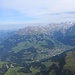 Tiefblick auf dem Gipfel nach Engelberg ...