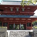 Beim Daimon-Tor. Hier betraten in alter Zeit die Pilger die Tempelstadt Koyasan. Ungyo und Agyo, die beiden sog. Nio-Wächter, flankieren fast jeden buddhistischen Tempel in Japan. 